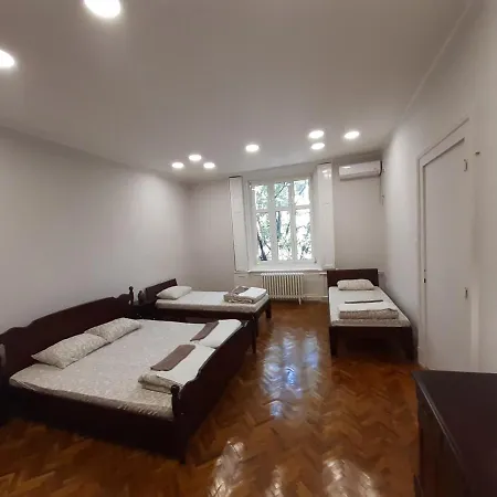 Apartman Downtown In Walk Zone With 3 Bedrooms And Garage
