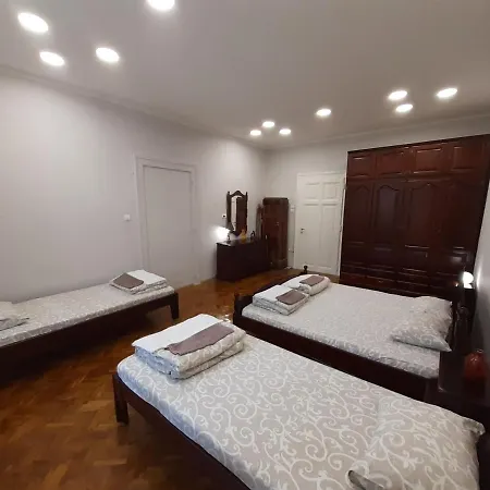 Downtown In Walk Zone With 3 Bedrooms And Garage *