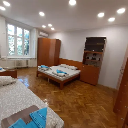 Apartment Downtown In Walk Zone With 3 Bedrooms And Garage
