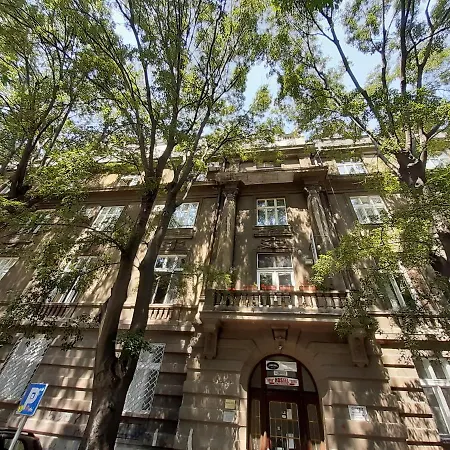 Downtown In Walk Zone With 3 Bedrooms And Garage *