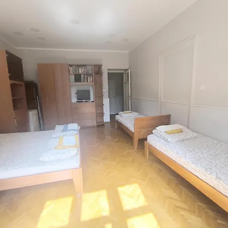 Downtown In Walk Zone With 3 Bedrooms And Garage *