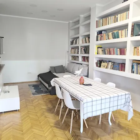 Downtown In Walk Zone With 3 Bedrooms And Garage