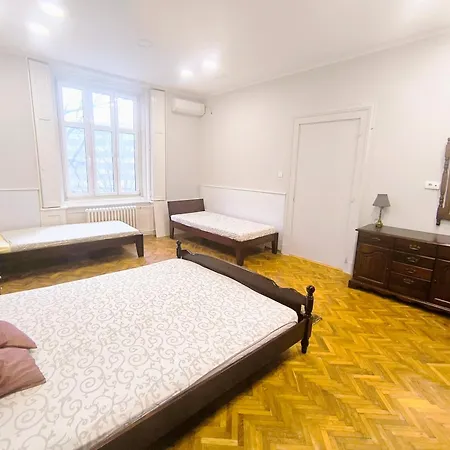 Apartman Downtown In Walk Zone With 3 Bedrooms And Garage *