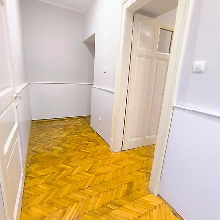 Downtown In Walk Zone With 3 Bedrooms And Garage * Novi Sad