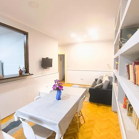 Downtown In Walk Zone With 3 Bedrooms And Garage *