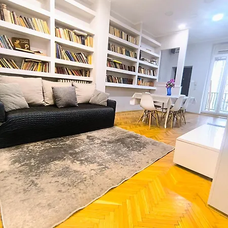 Downtown In Walk Zone With 3 Bedrooms And Garage *