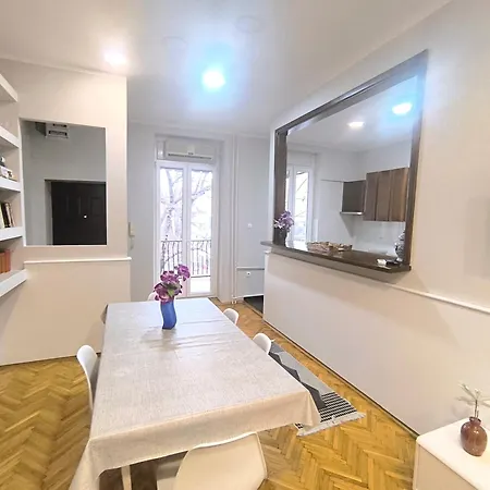 Apartman Downtown In Walk Zone With 3 Bedrooms And Garage *