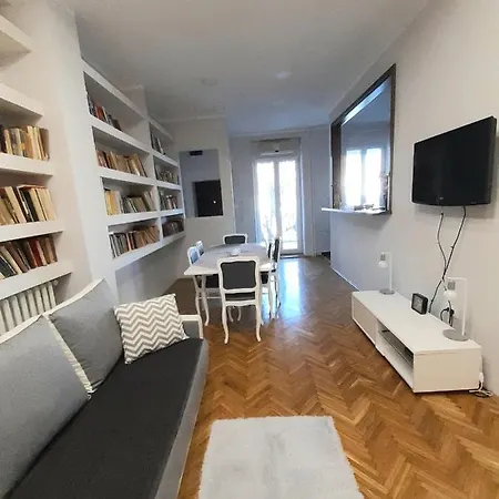 Apartment Downtown In Walk Zone With 3 Bedrooms And Garage *