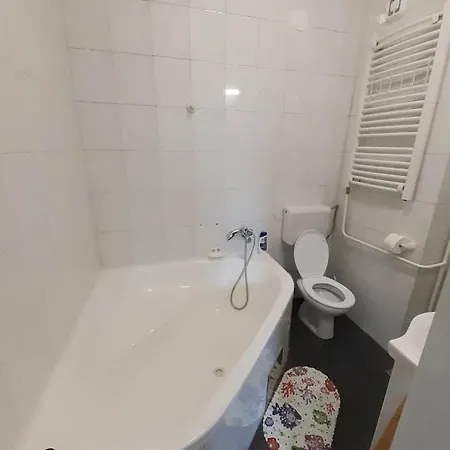 Downtown In Walk Zone With 3 Bedrooms And Garage *