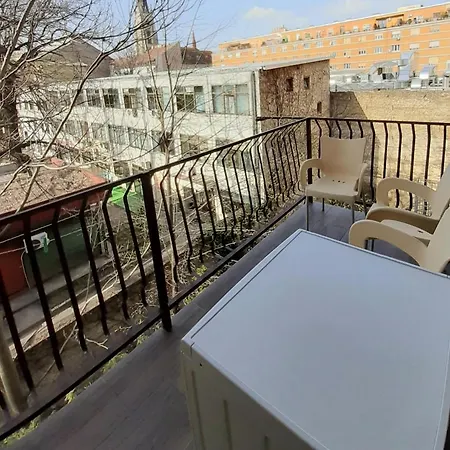 Downtown In Walk Zone With 3 Bedrooms And Garage *