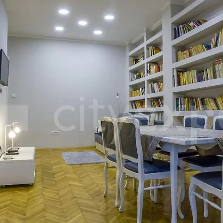 Downtown In Walk Zone With 3 Bedrooms And Garage