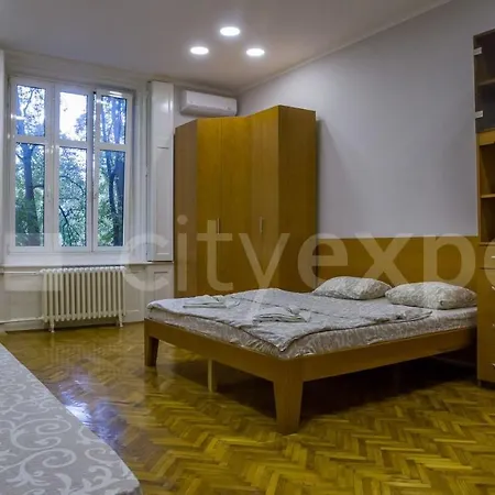 Apartman Downtown In Walk Zone With 3 Bedrooms And Garage