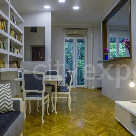 Downtown In Walk Zone With 3 Bedrooms And Garage