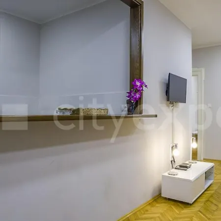 Apartman Downtown In Walk Zone With 3 Bedrooms And Garage *